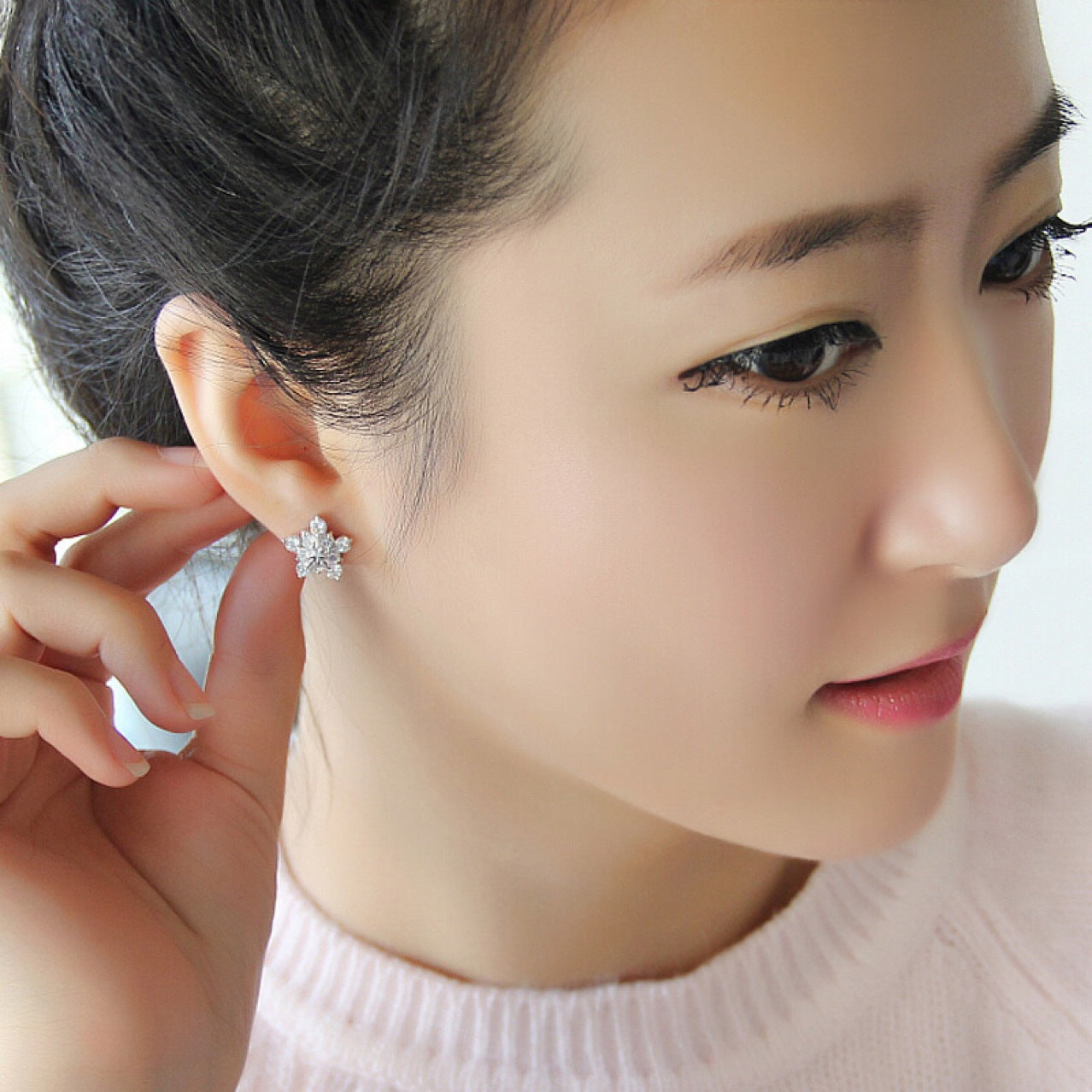 Elegant Dazzling Premium 925 Sterling Silver Snow Flake Floral Stud Earrings