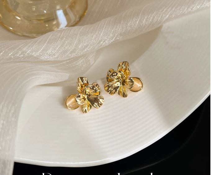 Elegant Minimalist Sleek Design 925 Silver Pearl Stud Earrings