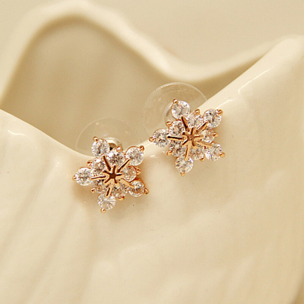 Elegant Dazzling Premium 925 Sterling Silver Snow Flake Floral Stud Earrings